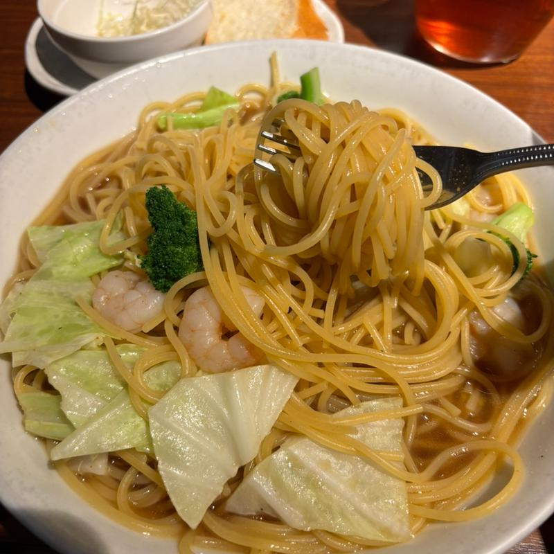 エビとブロッコリーとキャベツのバター醤油ソースパスタ(和伊の介 日比谷店)