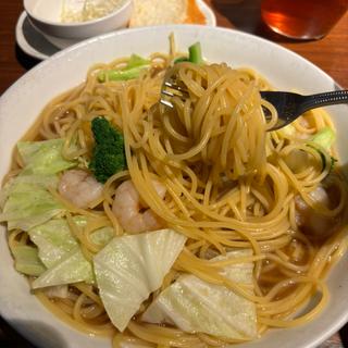 エビとブロッコリーとキャベツのバター醤油ソースパスタ