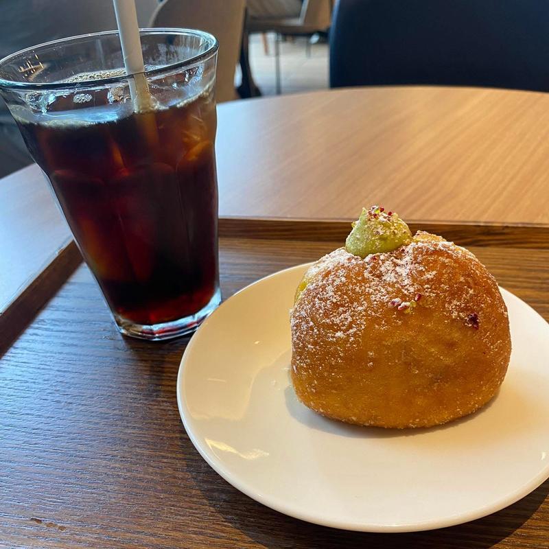 ピスタチオのドーナツ アイスコーヒー(UNI COFFEE ROASTERY 川崎市役所)