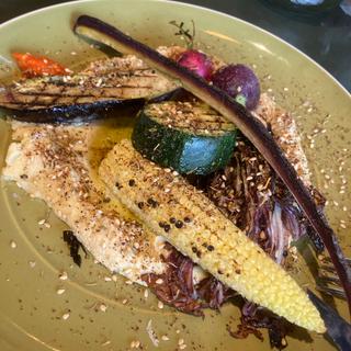 黄エンドウ豆のフムスと季節野菜のグリル
