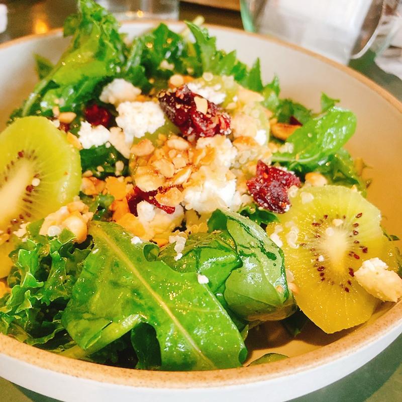 ケールとキウイのサラダ(GARDEN HOUSE HIROSHIMA)