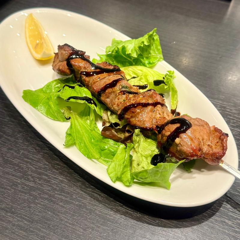 ラム肉のスパイシーな串焼き(ステーキ＆ワイン 371BAR ‐サンナナイチバル‐ 新宿三丁目)
