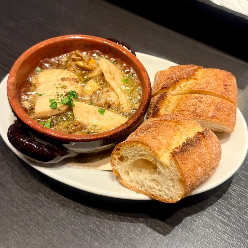 ベビーホタテと筍のアヒージョ(ステーキ＆ワイン 371BAR ‐サンナナイチバル‐ 新宿三丁目)