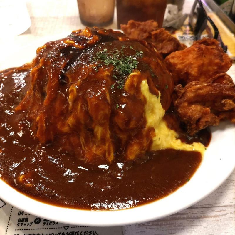 唐揚げオムライス 400g カレーソースとデミグラスソース(男のオムライス EGG BOMB 新橋店)