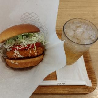 バジルマヨの海老カツバーガー〜国産バジル〜、ジンジャーエール(モスバーガー 亀有北口店)