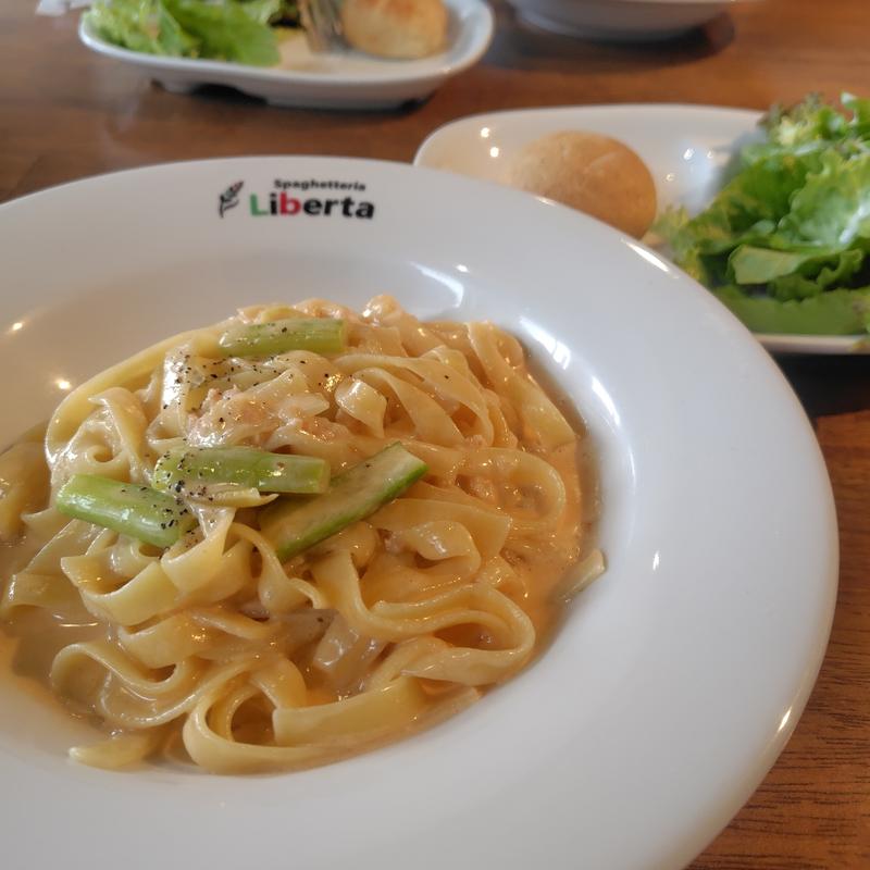 県産アスパラのズワイガニ入りアメリケーヌクリームソース、パン、サラダ付き(スパゲッテリア リベルタ)