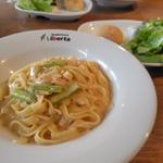 県産アスパラのズワイガニ入りアメリケーヌクリームソース、パン、サラダ付き