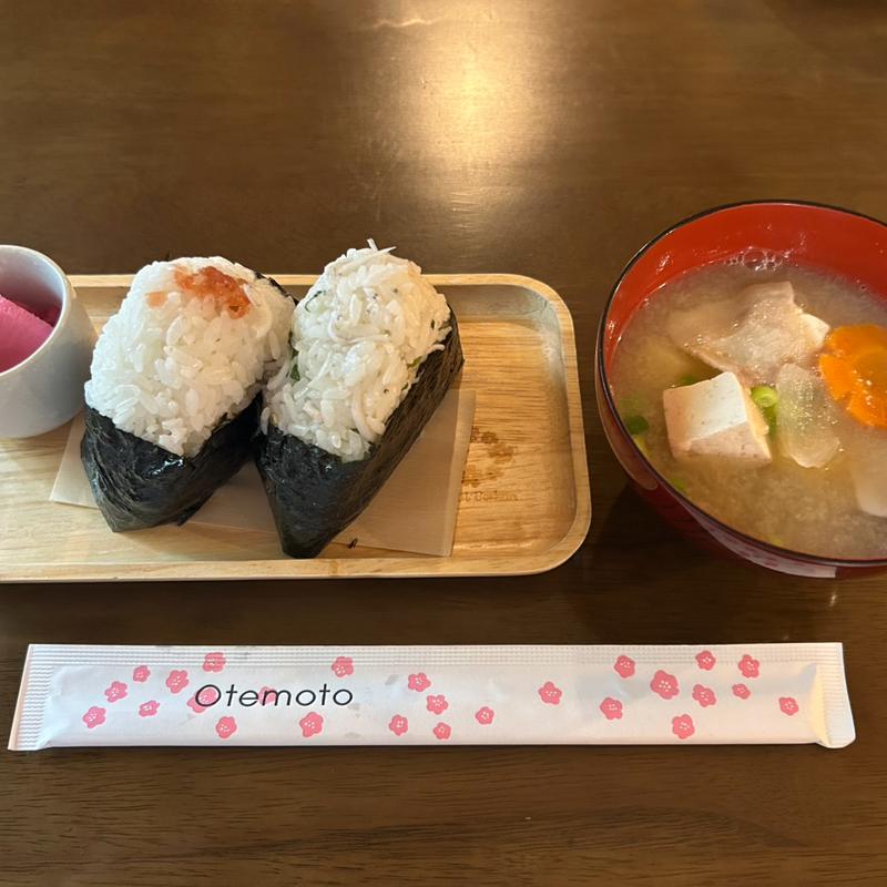 はなの梅、大葉胡麻しらす、豚汁(おむすび処 はな)