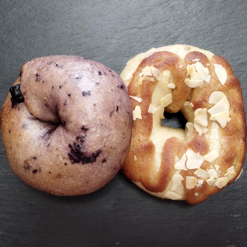 ブルーベリークリームチーズ、みそクリームとクルミ(土曜と日曜とソフトクリームとベーグル)