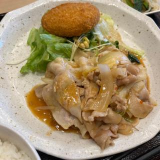 日替わり　豚肉と野菜の味噌炒めとメンチカツ