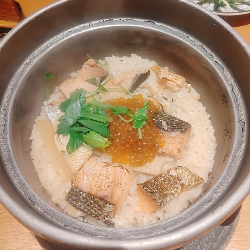 村上鮭と村上産イクラの釜戸炊き御飯(新潟・佐渡の旬と地酒のど黒のあくび 上野御徒町)