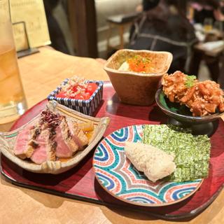 酒のあて5種盛り(塩もつ煮込み、ラム肉とレンコンとゴボウのキンピラ、ミニトマトの土佐酢漬け、里芋と柿ピーの揚げ物、鴨肉)