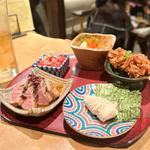 酒のあて5種盛り(塩もつ煮込み、ラム肉とレンコンとゴボウのキンピラ、ミニトマトの土佐酢漬け、里芋と柿ピーの揚げ物、鴨肉)(三軒茶屋)