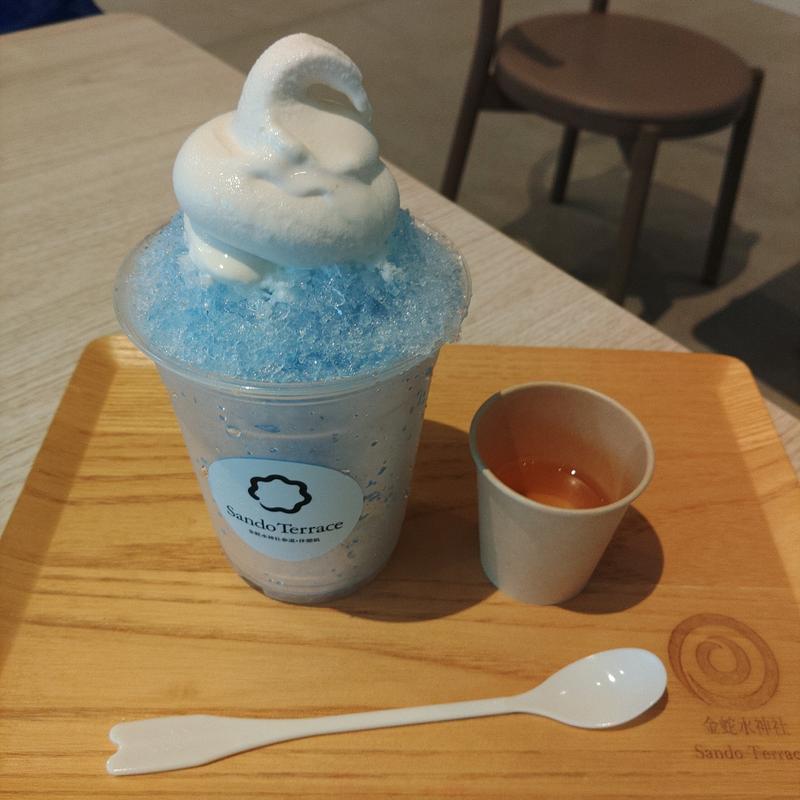 白蛇ソフト紫陽花かき氷(金蛇水神社外苑 SandoTerrace IKoMiKi (サンドウ テラス イコミキ))