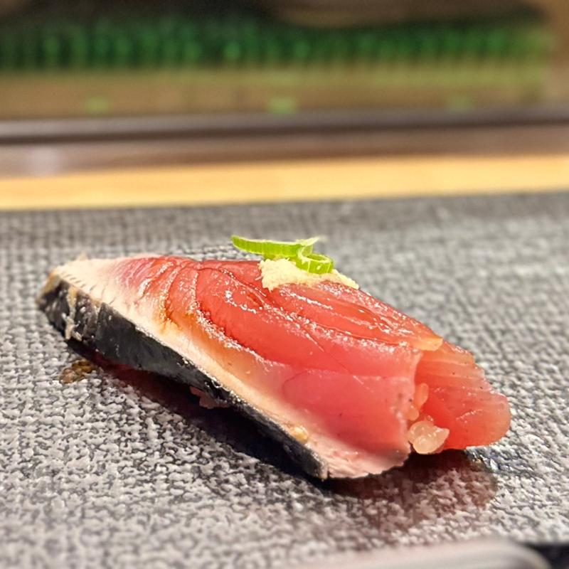 鰹(廻転鮨 銀座おのでら 息子渋谷店)