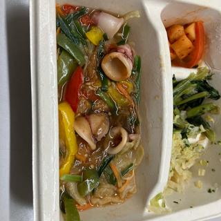 半日分の野菜とイカのXO醤仕立て(ナッシュ株式会社)