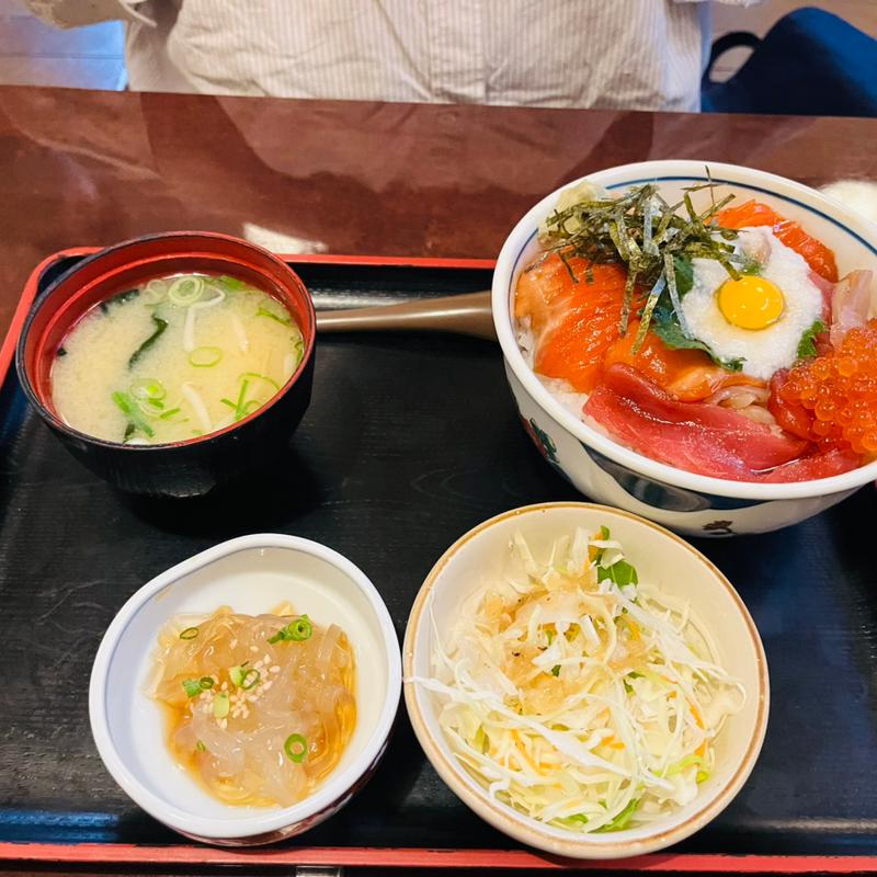 海鮮丼(いくらもり)(一魚一栄)