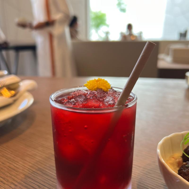 特製モクテル フレッシュハイビスカスとバラ(IRTHレストラン)