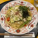 鶏と7種の夏野菜のネギ塩レモンペペロンチーノ
