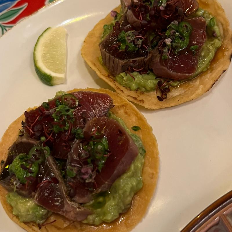 カツオとアボカドのハードタコス(ボラーチョス （Borra Chos）)