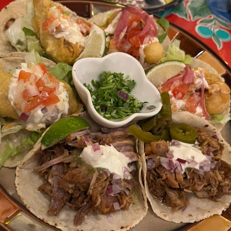 カルニータス、エビアボカド、フィッシュフライタコス(ボラーチョス （Borra Chos）)