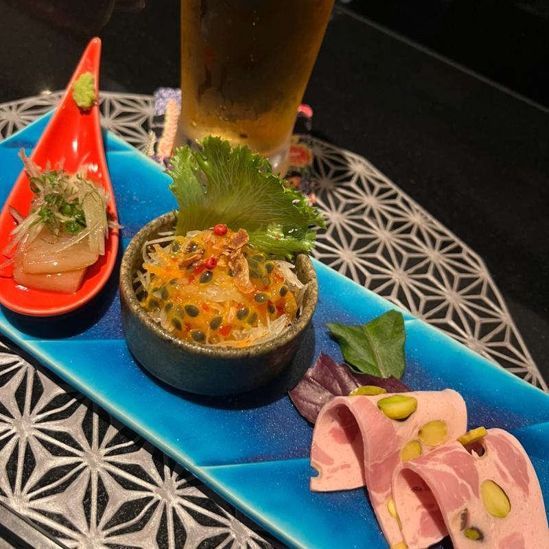 厳選石垣牛食べ比べ＆アグー豚鉄板焼きコース　前菜　セーイカミョウガ和え　青パパイヤと島にんじんのサラダ　アグー豚ハム(鉄板焼さわふじ)