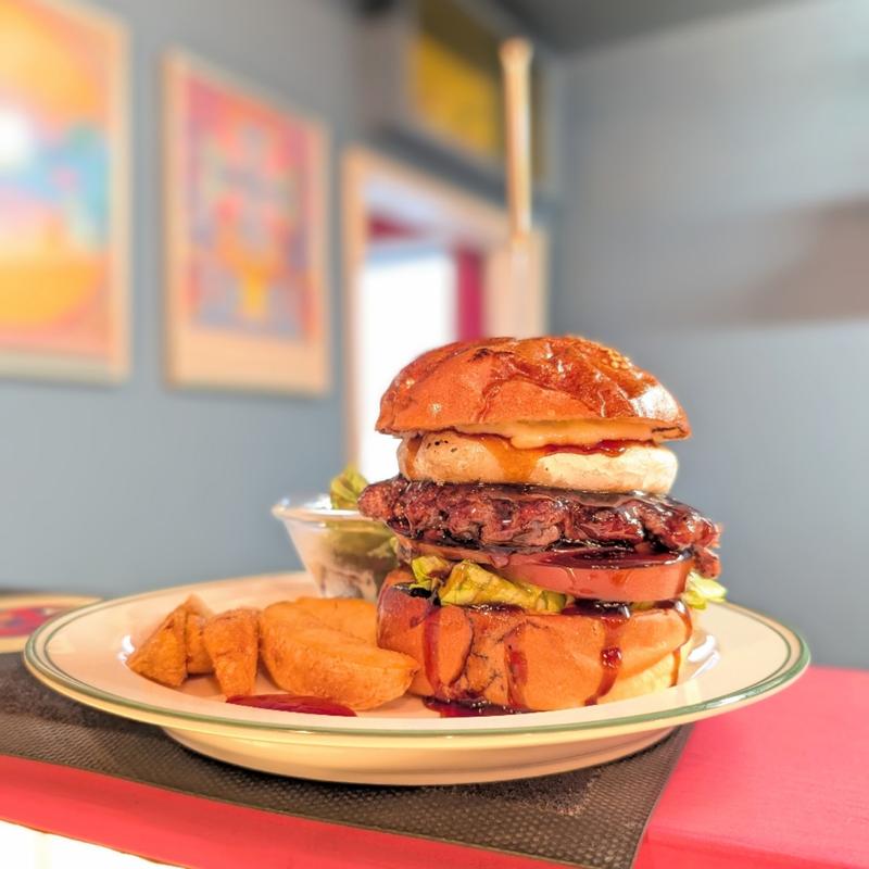 ベイクドカマンベールチーズ照り焼きバーガー(S.B. DINER KOBE)