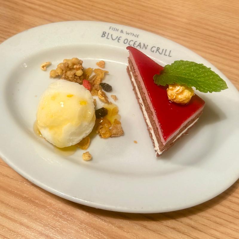 .本日のケーキと氷菓の2種盛り合わせ(ブルーオーシャングリル )