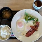 ベースドエッグモーニング(たまご2コ分/ベーコン/ソーセージ)、ごはん・みそ汁セット
