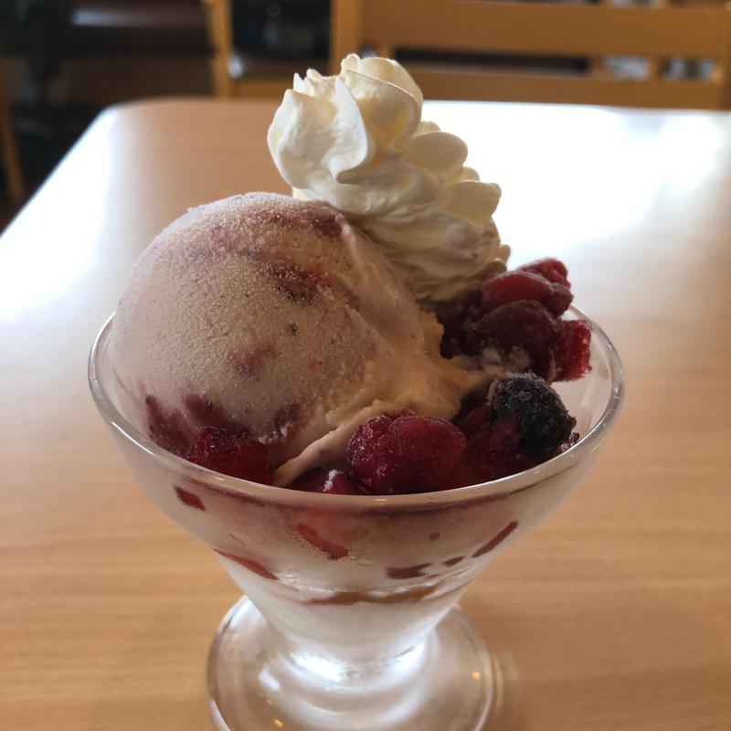 ハーゲンダッツとストロベリーとカスピ海ヨーグルトのミニパフェ(ジョイフル 埼玉春日部店)