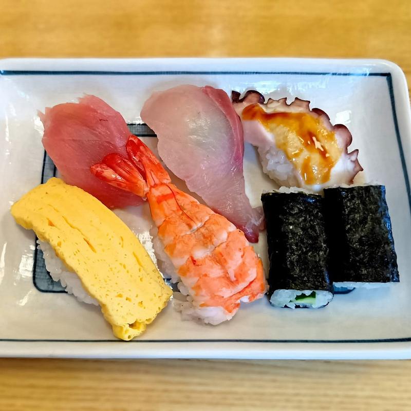 にぎり5貫 巻き2切 並盛り(源八寿し 南店)