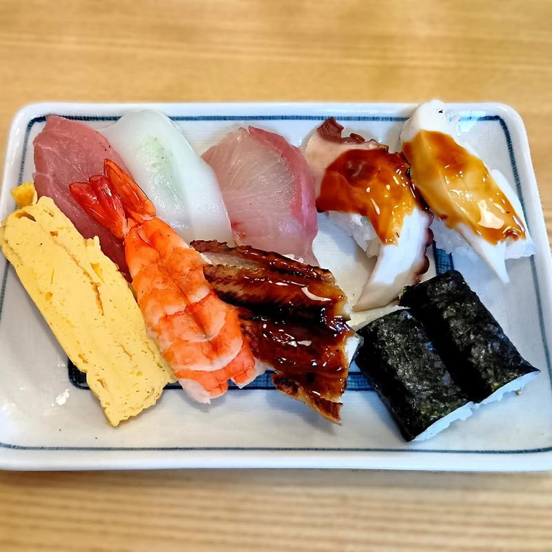 にぎり8貫 巻き2切 並盛り 1.5人前(源八寿し 南店)