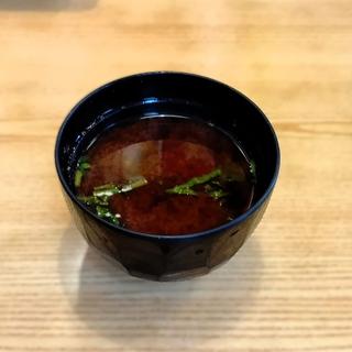 赤出汁のあら汁(源八寿し 南店)