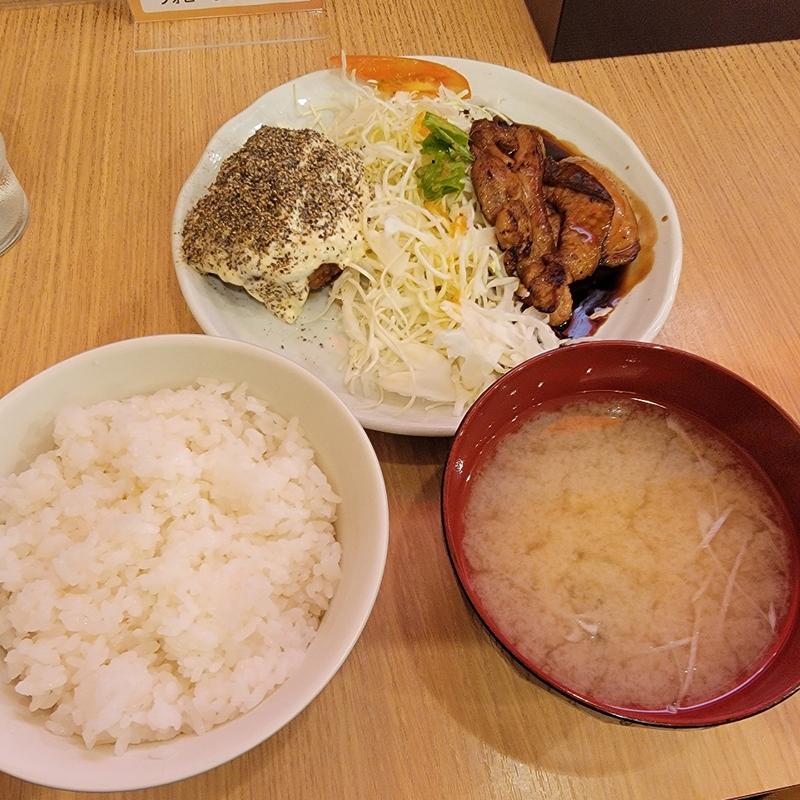 ハンバーグタルタルペッパーソースと
チキンソテーのセット(キッチン オニオン)