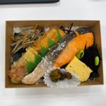 魚屋の海 苔 弁 当 （ 鮭 ）