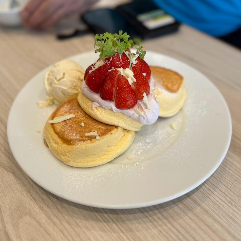 国産いちごたっぷりのいちごショートパンケーキ(幸せのパンケーキ　淡路島テラス)