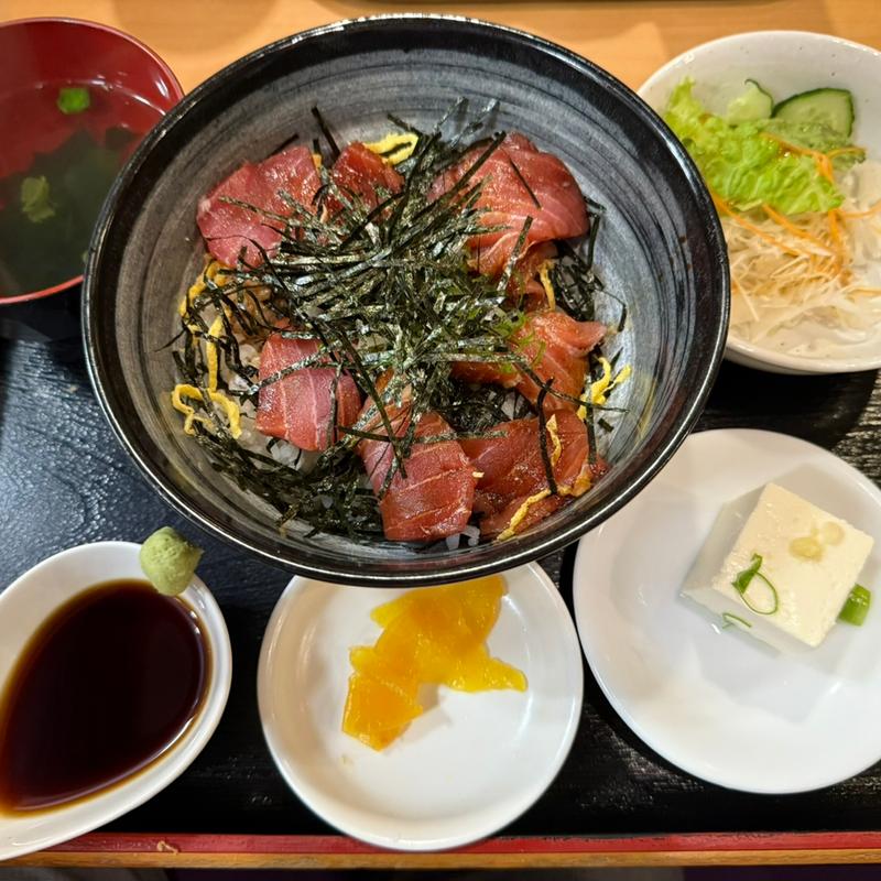 生まぐろ丼定食(串かつどて焼 かつよし)
