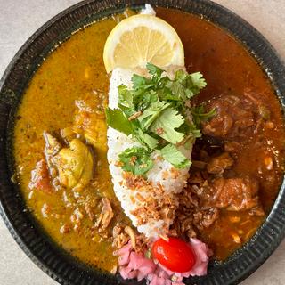 カンテラダブル盛り(トマトチキンカレーと牡蠣カレーの二種盛り)
