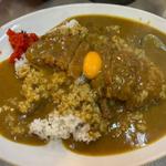 カレー 小 カツ 生卵