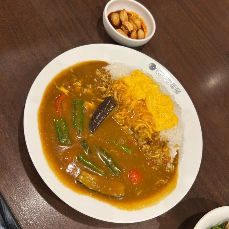 チキンと夏野菜カレー+旨辛にんにく+ハーフスクランブルエッグ(350g•2辛)(CoCo壱番屋 土浦小松店 （ココイチバンヤ）)