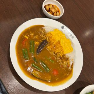 チキンと夏野菜カレー+旨辛にんにく+ハーフスクランブルエッグ(350g•2辛)(CoCo壱番屋 土浦小松店 （ココイチバンヤ）)