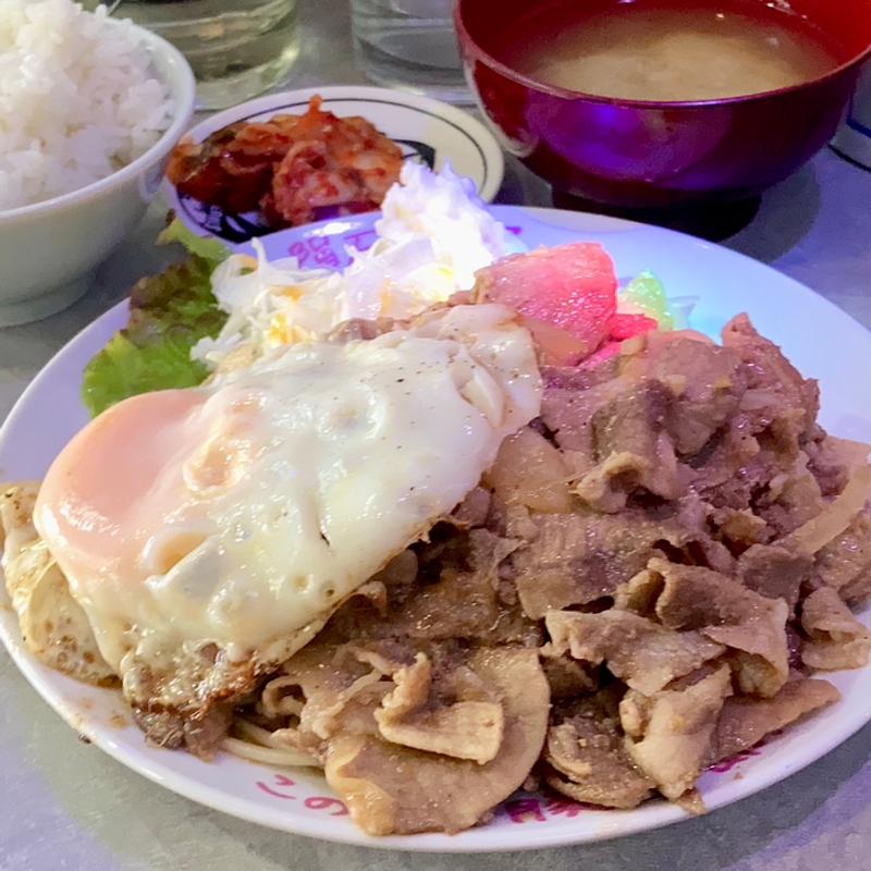 究極の生姜焼き定食 お肉倍盛り！(蒸し豚専門店 隕石)