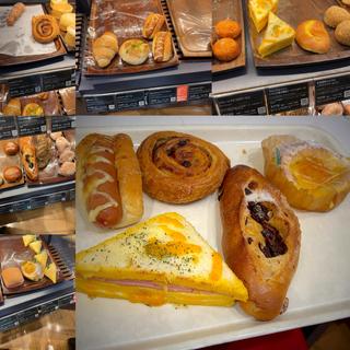 あらびきジャーマンフランク、クロックムッシュ(フランス麦の穂豚ロースハム＆チーズ)、パン・オ・レザン、葡萄パン、清見オレンジと伊予柑のブリオッシュ(ヴィ・ド・フランス仙台東館店 (VIE DE FRANCE))