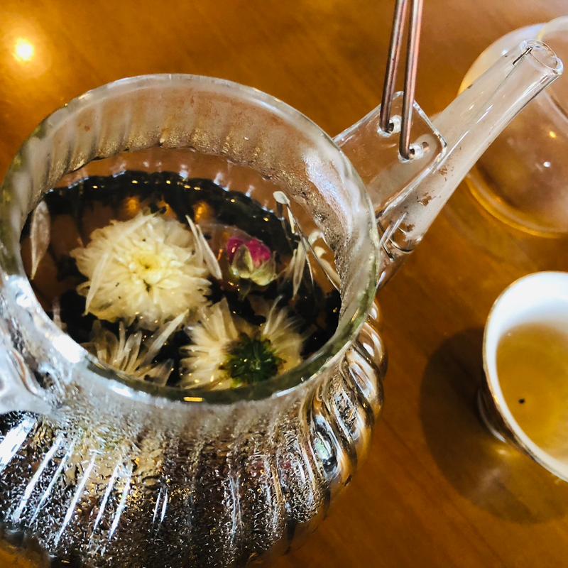 ブレンド黒烏龍茶_花籠(香蔵小吃 kozo xiaochi(コーゾーシャオチー))