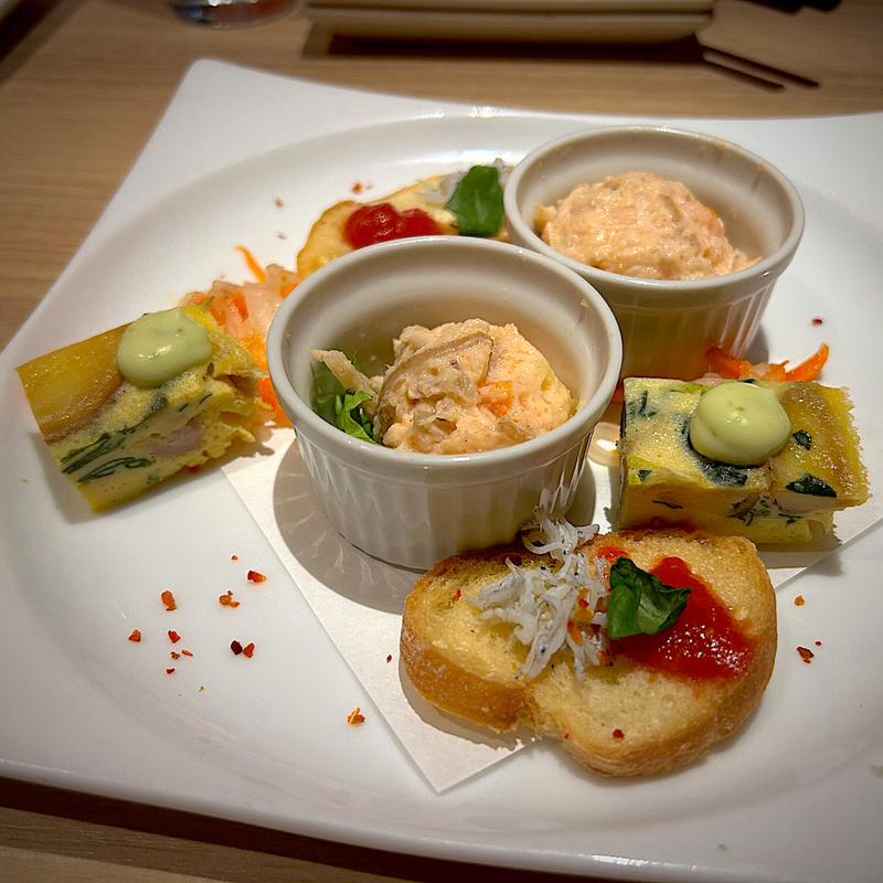 トマトとしらすのブルスケッタ、手作りオムレツバジルソース、明太子とごぼうのポテトサラダ(全席個室ウメ子の家 仙台駅前店)