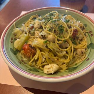 イタヤ貝小柱と鮮魚のオリーブアンチョビスパゲティ(タベルナ・パパ )