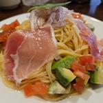 生ハムとアボカド入り冷製スパゲティ(ラ・タベルナ )