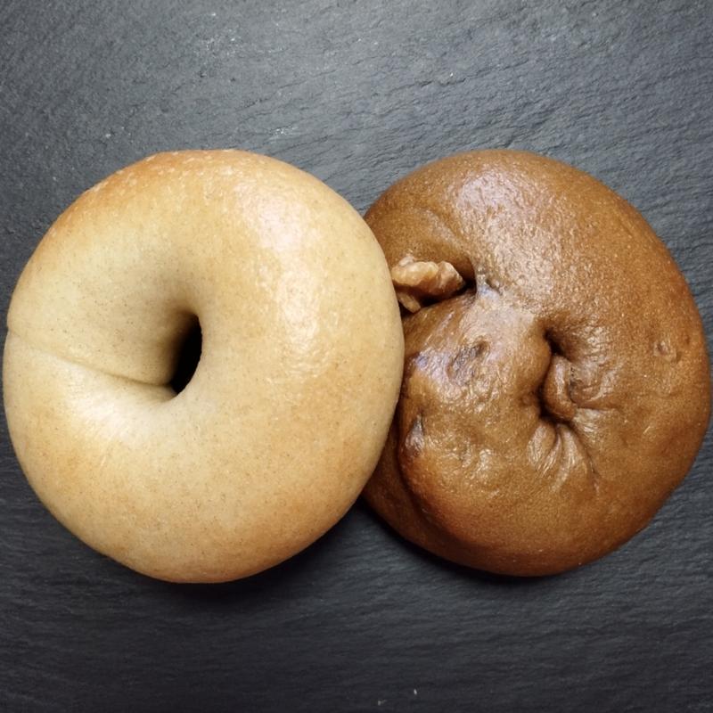 プレーンベーグル、チョコとクルミのカフェ(土曜と日曜とソフトクリームとベーグル)