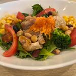 16 NEW 1食あたりのたんぱく質 25.8。 （計算値） たんぱく質が摂れる！ 蒸し豆とグリルチキンのお食事サラダ