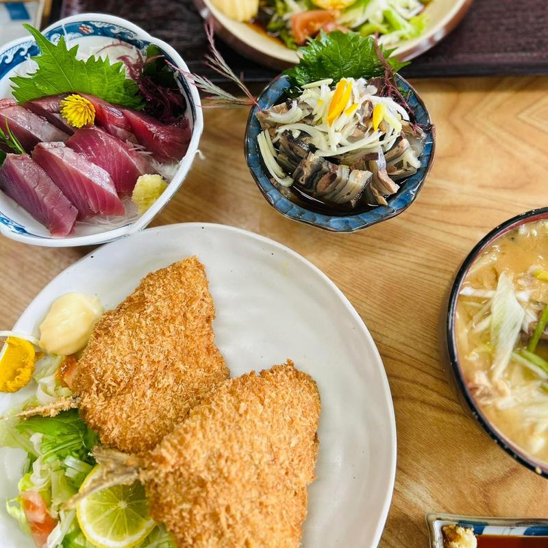アジフライ 鰹刺し 鮪の皮ポン酢 あら汁(永田ドライブイン)